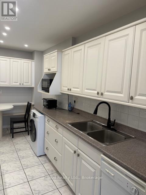 42 - 11 Plaisance Rd Road E, Richmond Hill, Ontario  L4C 5H1 - Photo 5 - N12411960