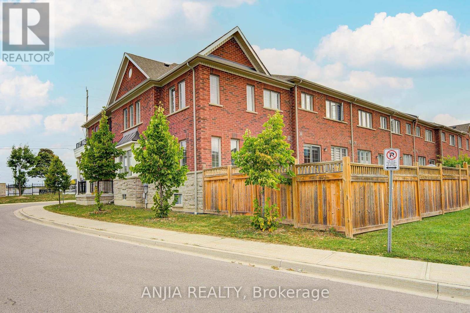 1 Bellflower Lane, Richmond Hill (Oak Ridges Lake Wilcox), Ontario  L4E 1E7 - Photo 2 - N12411983