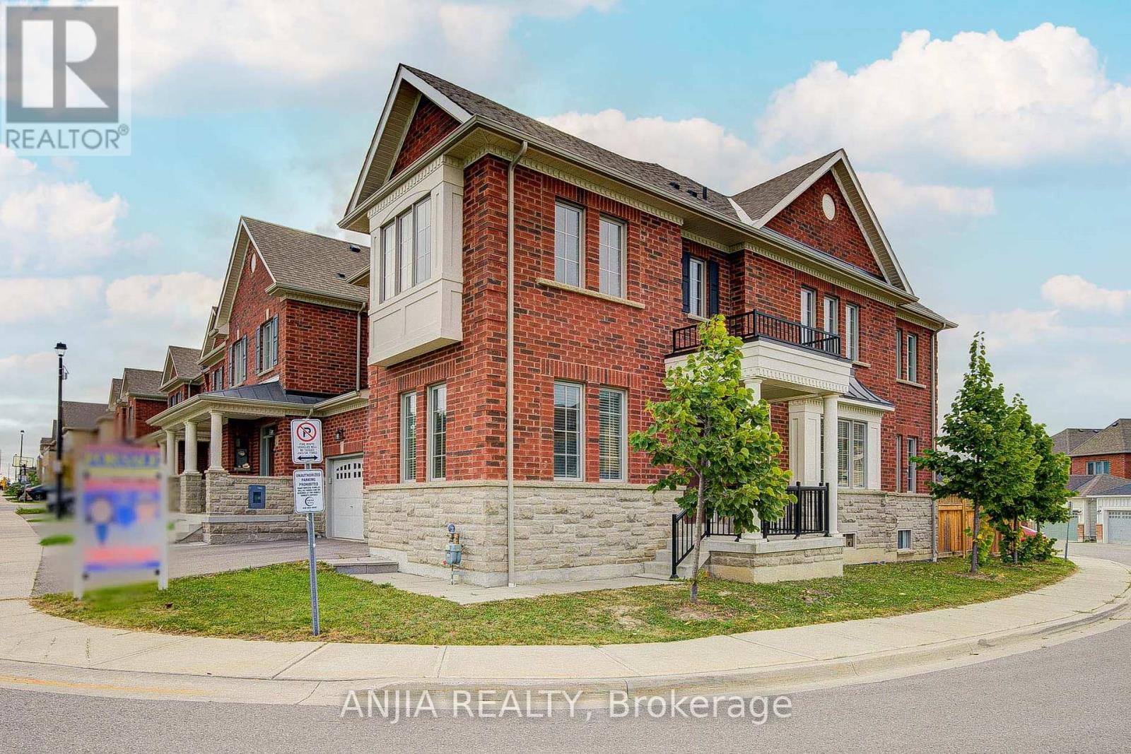 1 Bellflower Lane, Richmond Hill (Oak Ridges Lake Wilcox), Ontario  L4E 1E7 - Photo 3 - N12411983