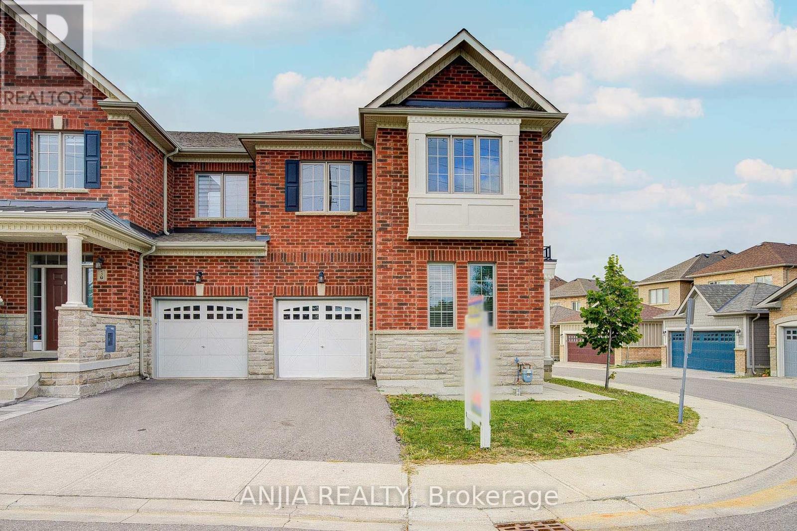 1 Bellflower Lane, Richmond Hill (Oak Ridges Lake Wilcox), Ontario  L4E 1E7 - Photo 4 - N12411983