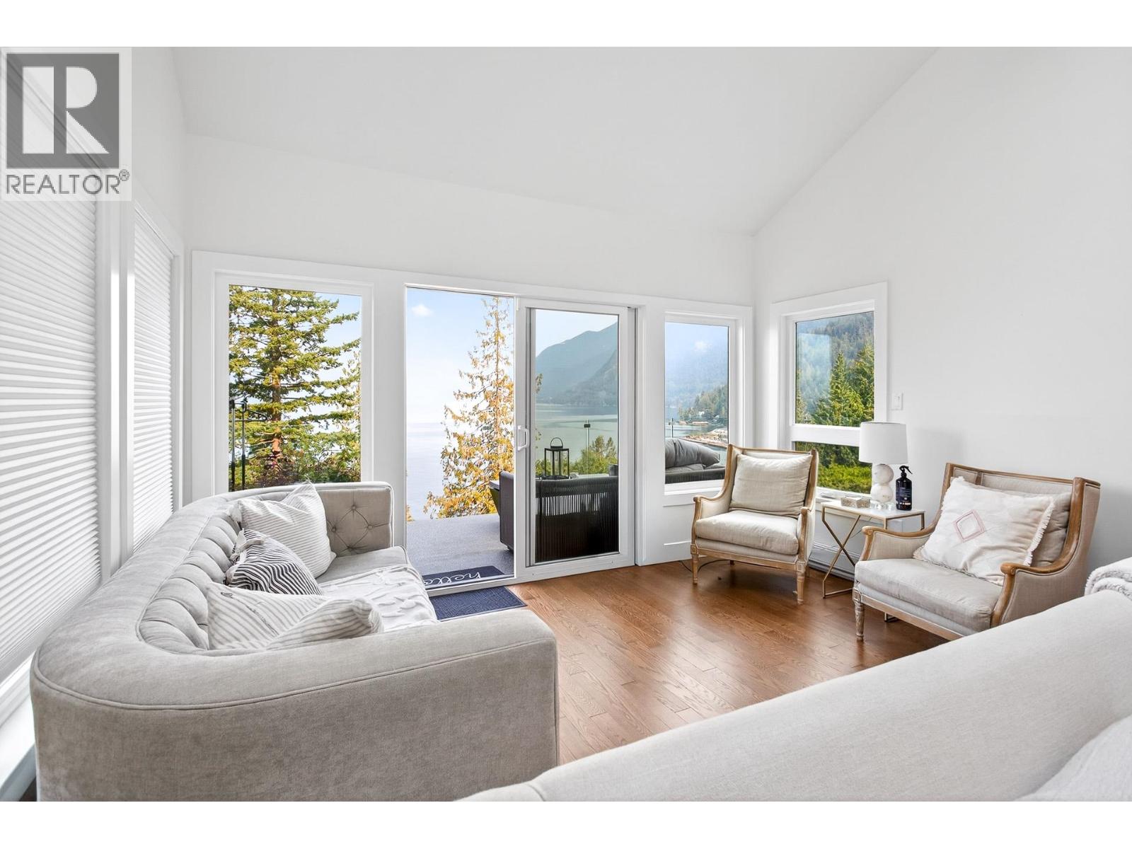 8598 Bedora Place, West Vancouver, British Columbia  V7W 2W4 - Photo 2 - R3049521