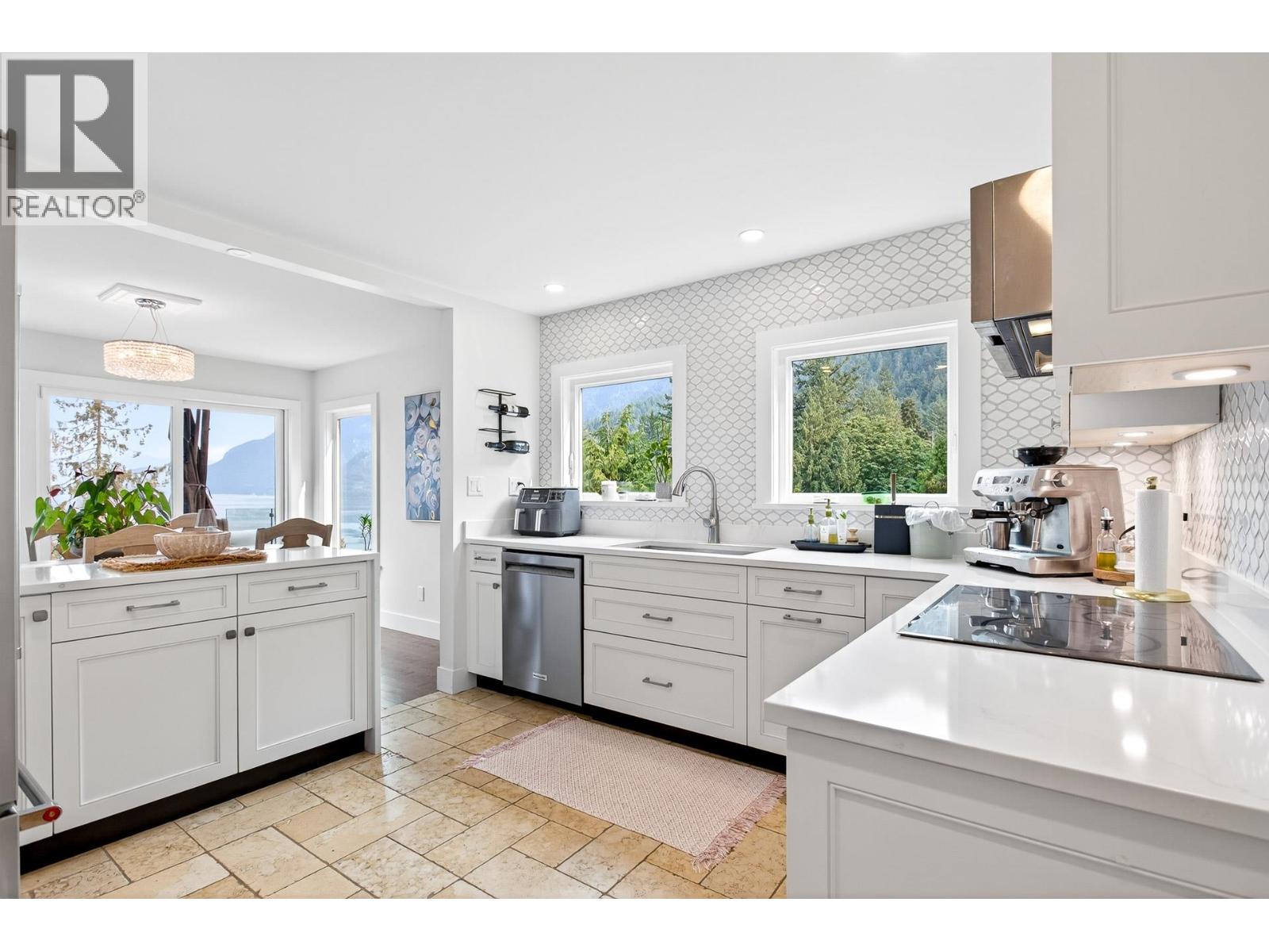 8598 Bedora Place, West Vancouver, British Columbia  V7W 2W4 - Photo 6 - R3049521