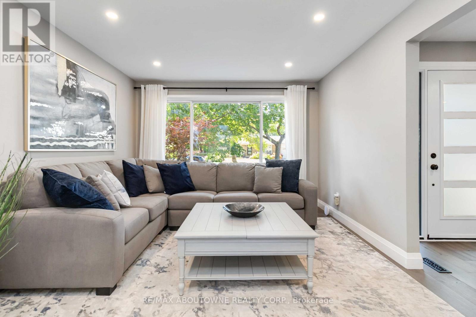 2485 Woburn Crescent, Oakville, Ontario  L6L 5E8 - Photo 4 - W12411865