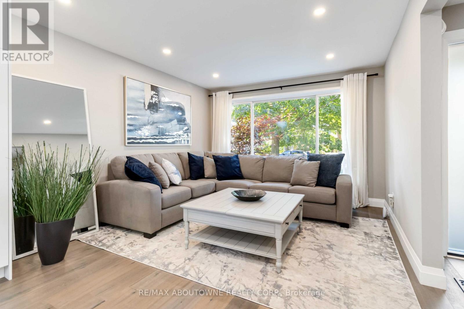 2485 Woburn Crescent, Oakville, Ontario  L6L 5E8 - Photo 5 - W12411865
