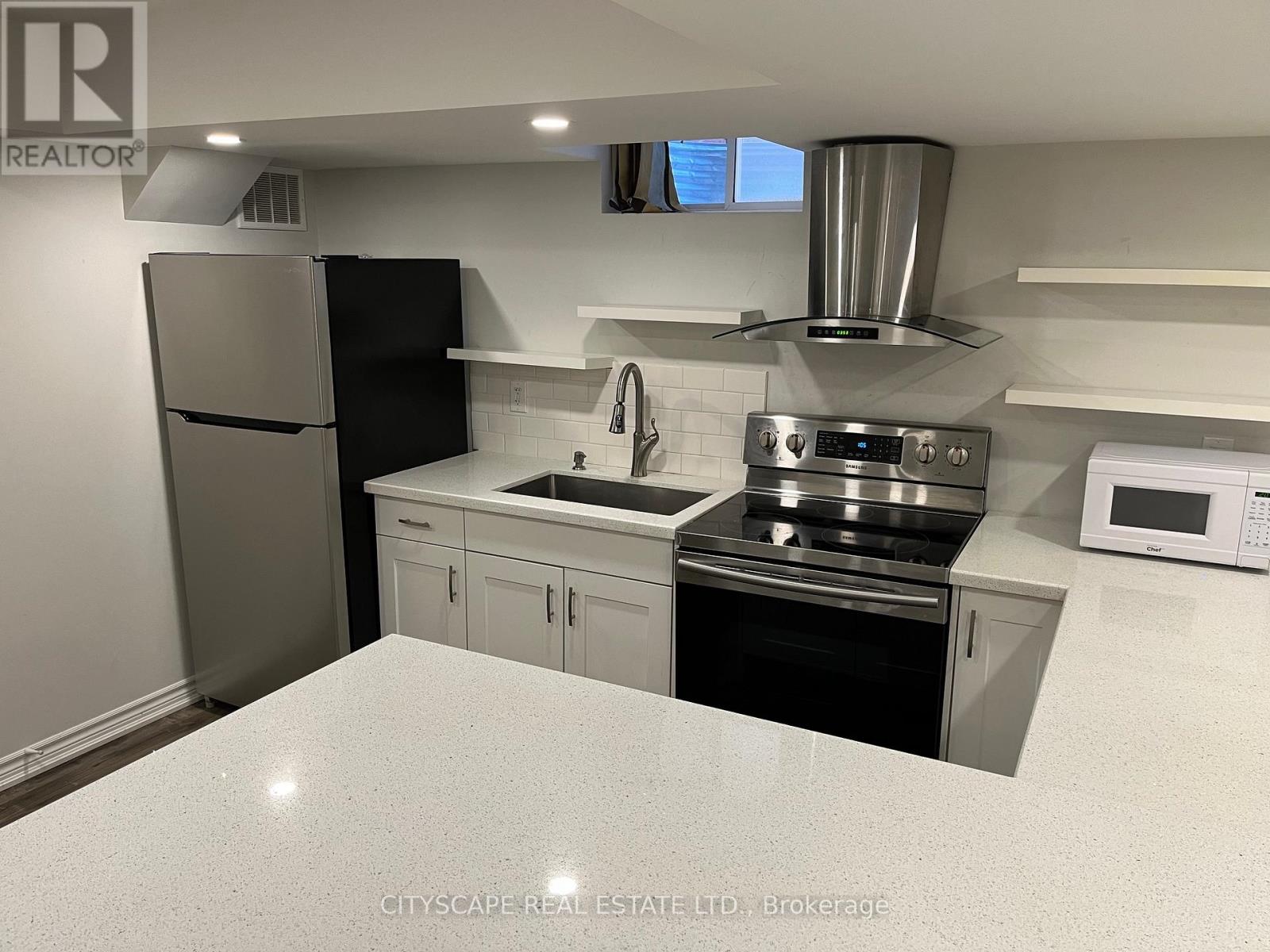27 Seafair Crescent, Brampton, Ontario  L6Y 4Y8 - Photo 2 - W12411879