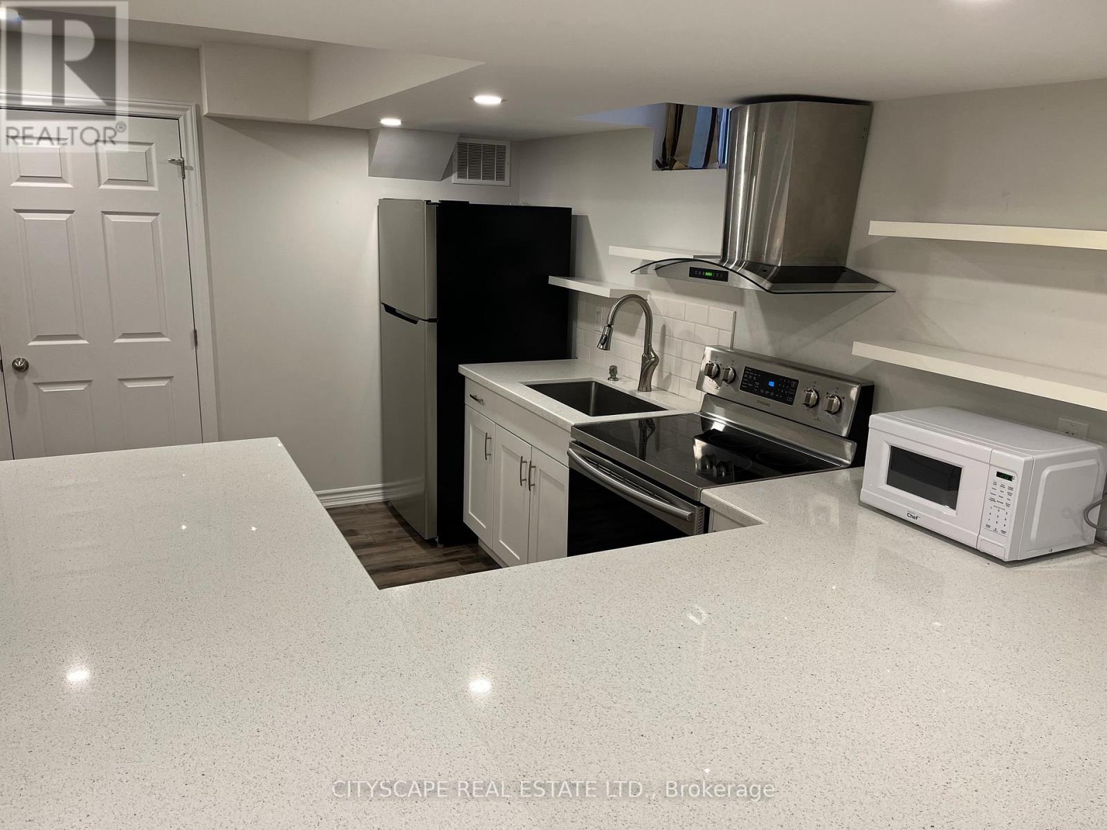 27 Seafair Crescent, Brampton, Ontario  L6Y 4Y8 - Photo 3 - W12411879