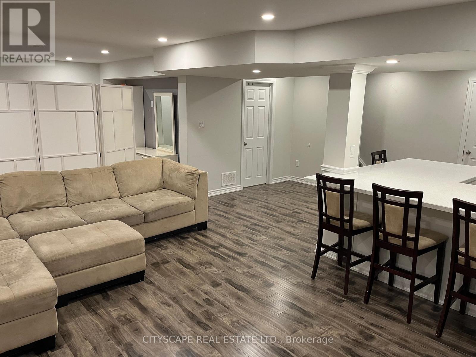27 Seafair Crescent, Brampton, Ontario  L6Y 4Y8 - Photo 4 - W12411879