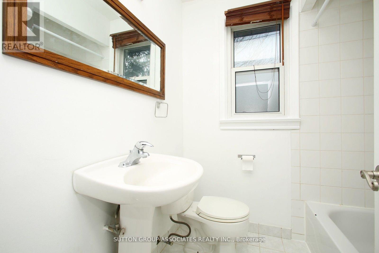 2nd Fl. - 134 Grand Avenue, Toronto, Ontario  M8Y 2Z5 - Photo 18 - W12411978