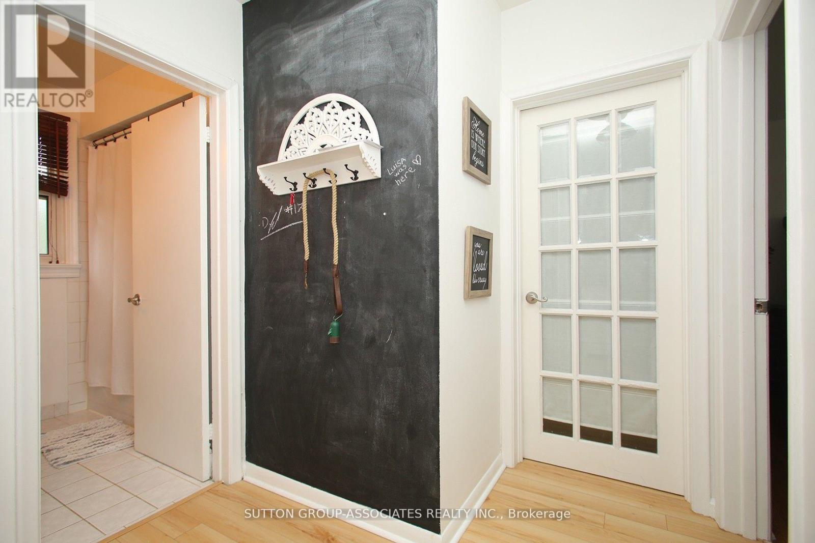 2nd Fl. - 134 Grand Avenue, Toronto, Ontario  M8Y 2Z5 - Photo 3 - W12411978