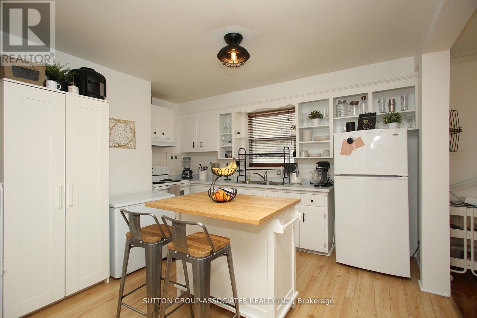 2nd Fl. - 134 Grand Avenue, Toronto, Ontario  M8Y 2Z5 - Photo 4 - W12411978
