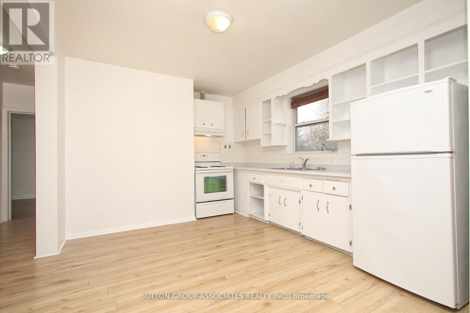 2nd Fl. - 134 Grand Avenue, Toronto, Ontario  M8Y 2Z5 - Photo 5 - W12411978