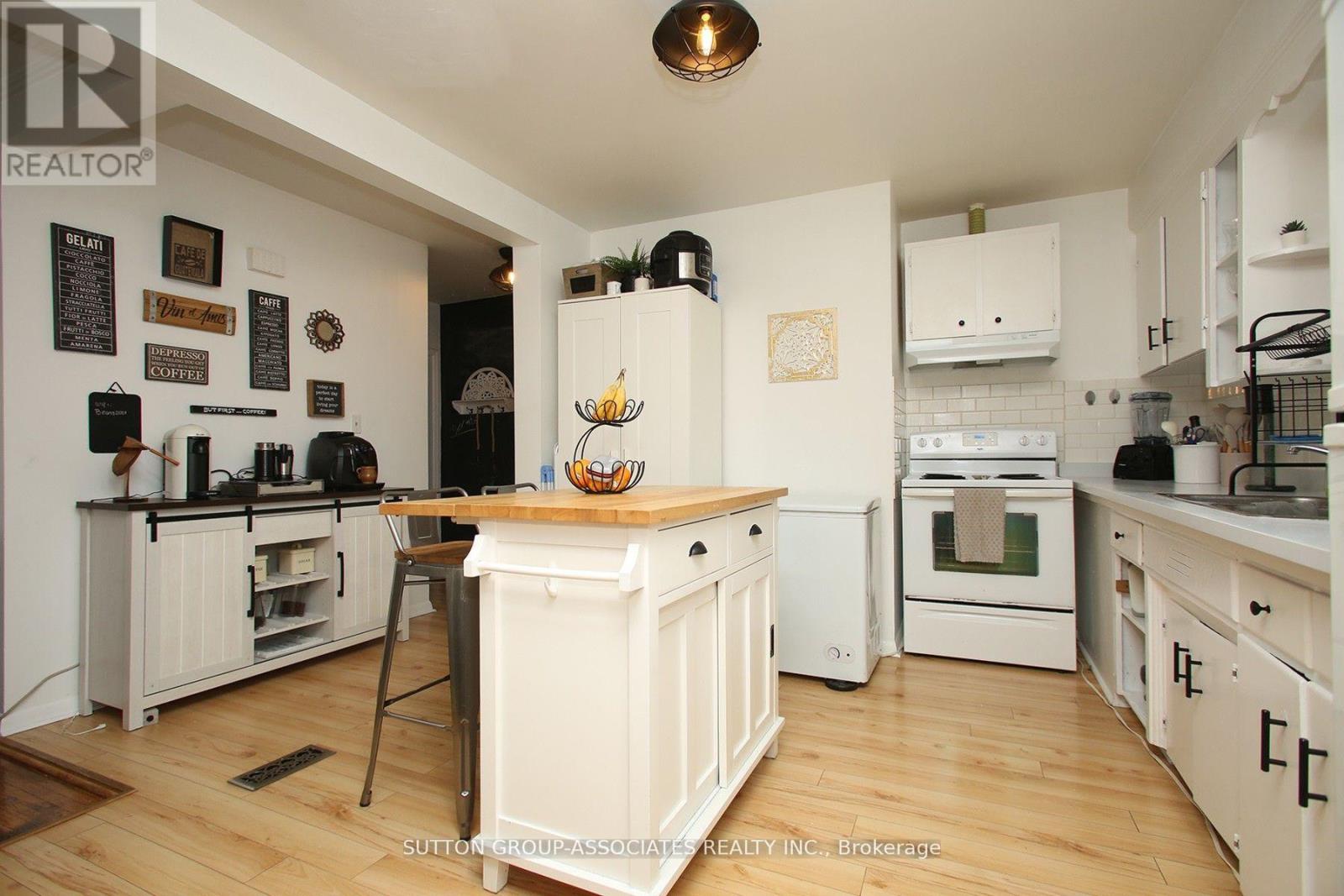 2nd Fl. - 134 Grand Avenue, Toronto, Ontario  M8Y 2Z5 - Photo 7 - W12411978