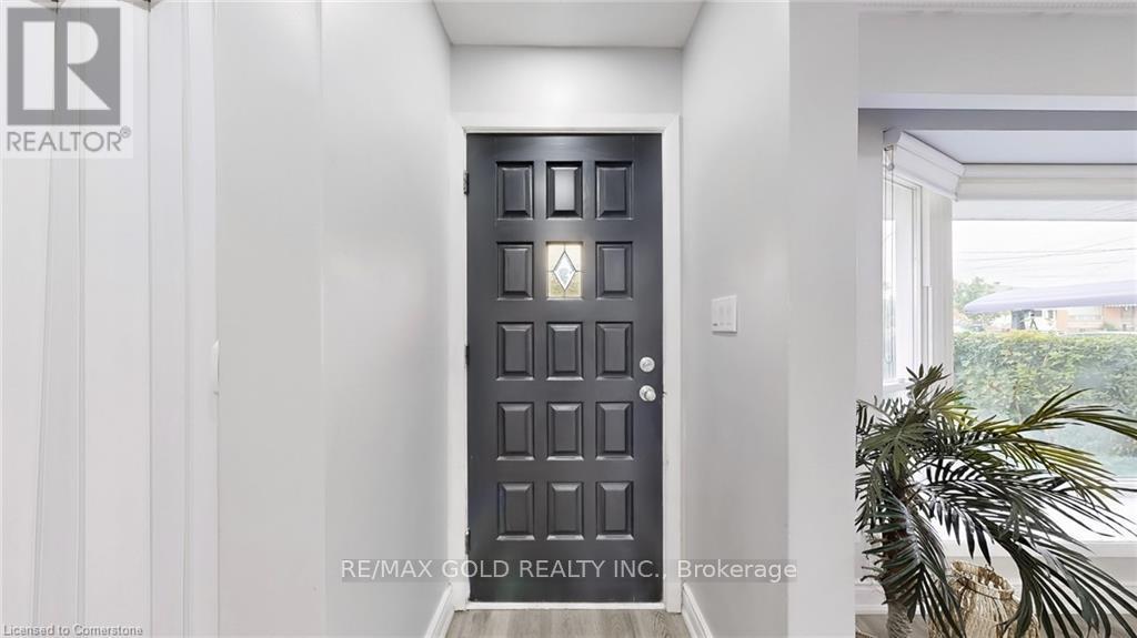 28 Navenby Crescent, Toronto, Ontario  M9L 1B2 - Photo 17 - W12412038