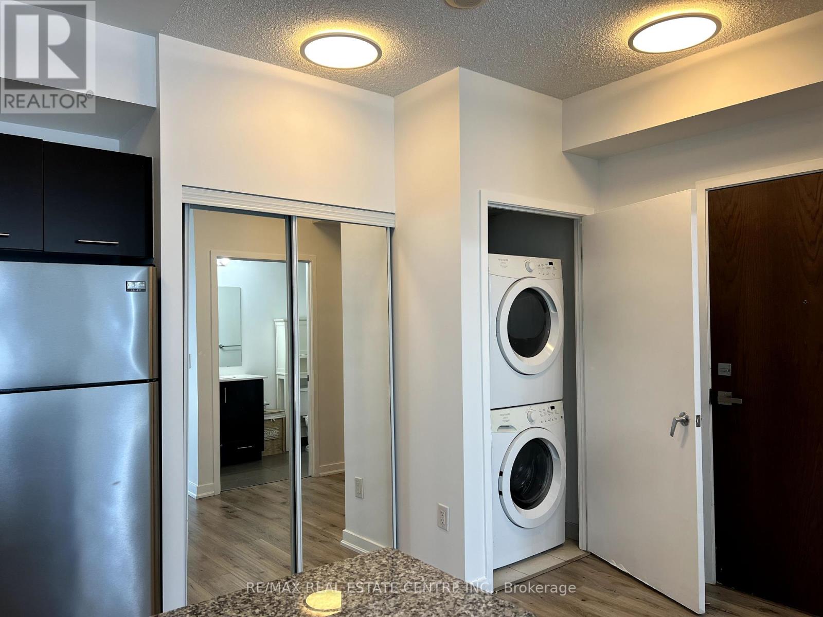 1006 - 365 Prince Of Wales Drive, Mississauga, Ontario  L5B 0G6 - Photo 4 - W12411424