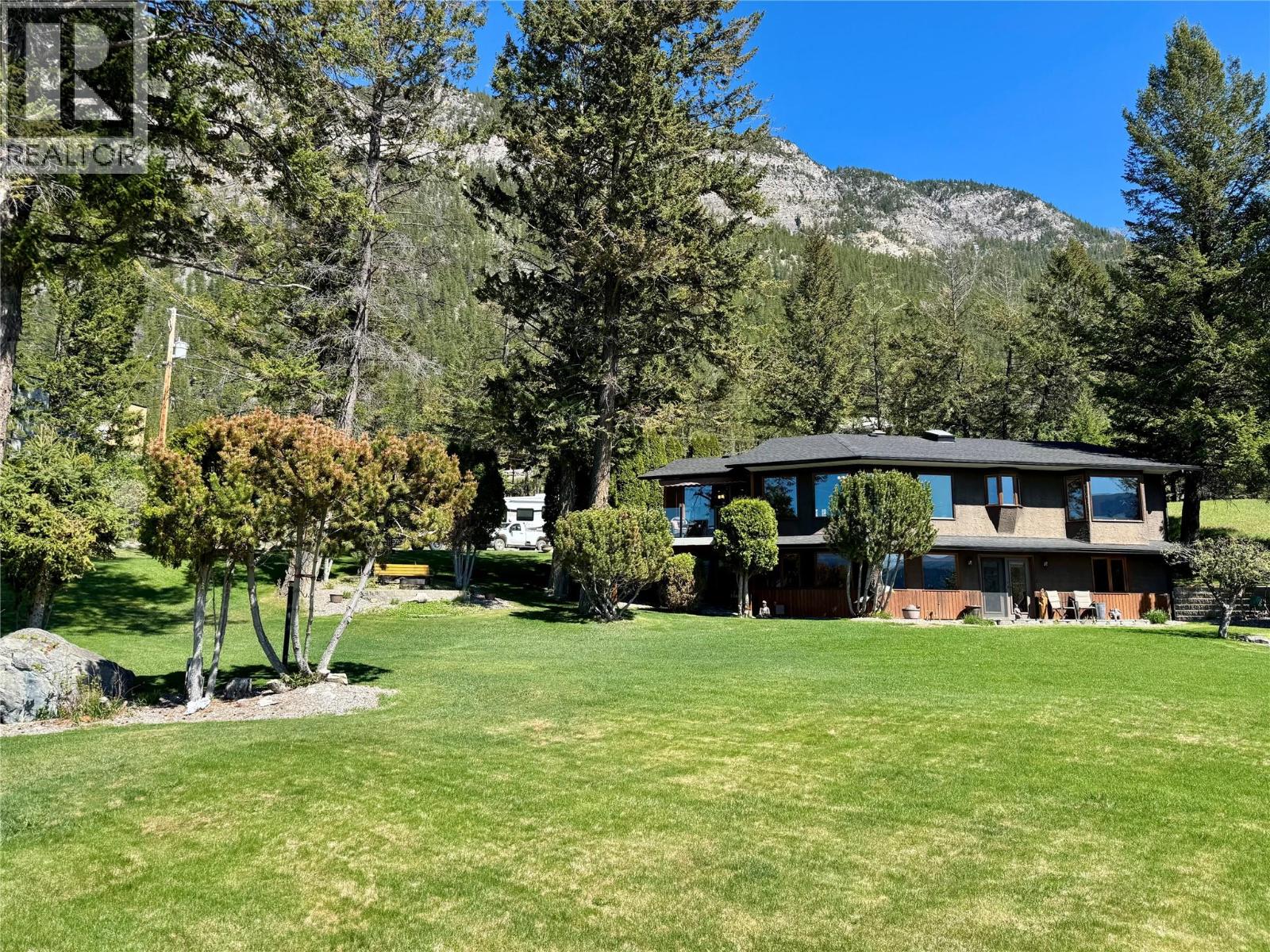 8380 Richardson Crescent, Canal Flats, British Columbia  V0B 1B0 - Photo 2 - 10362810