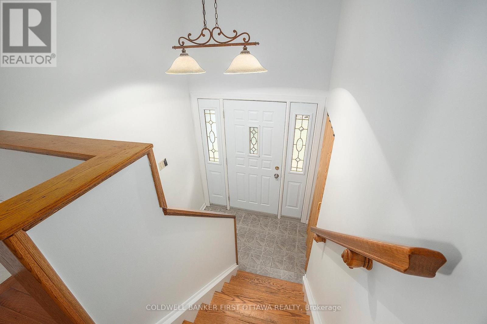 27 Ariel Court, Ottawa, Ontario  K2H 8J1 - Photo 4 - X12412266