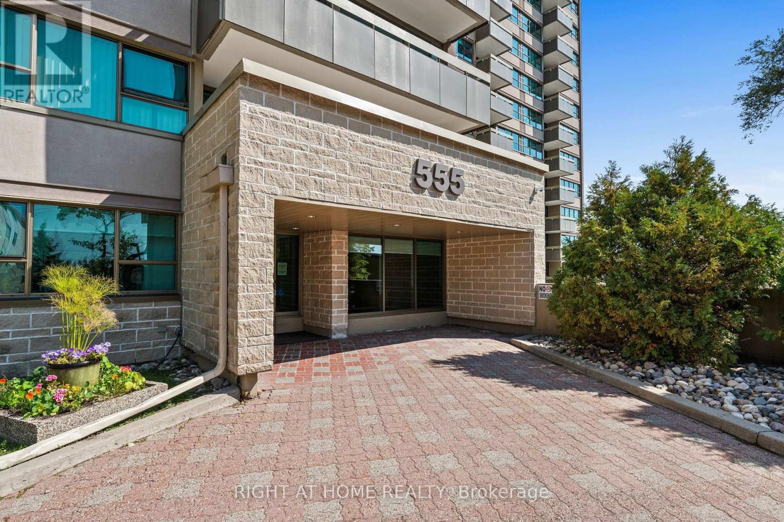 106 - 555 Brittany Drive, Ottawa, Ontario  K1K 4C5 - Photo 4 - X12412373