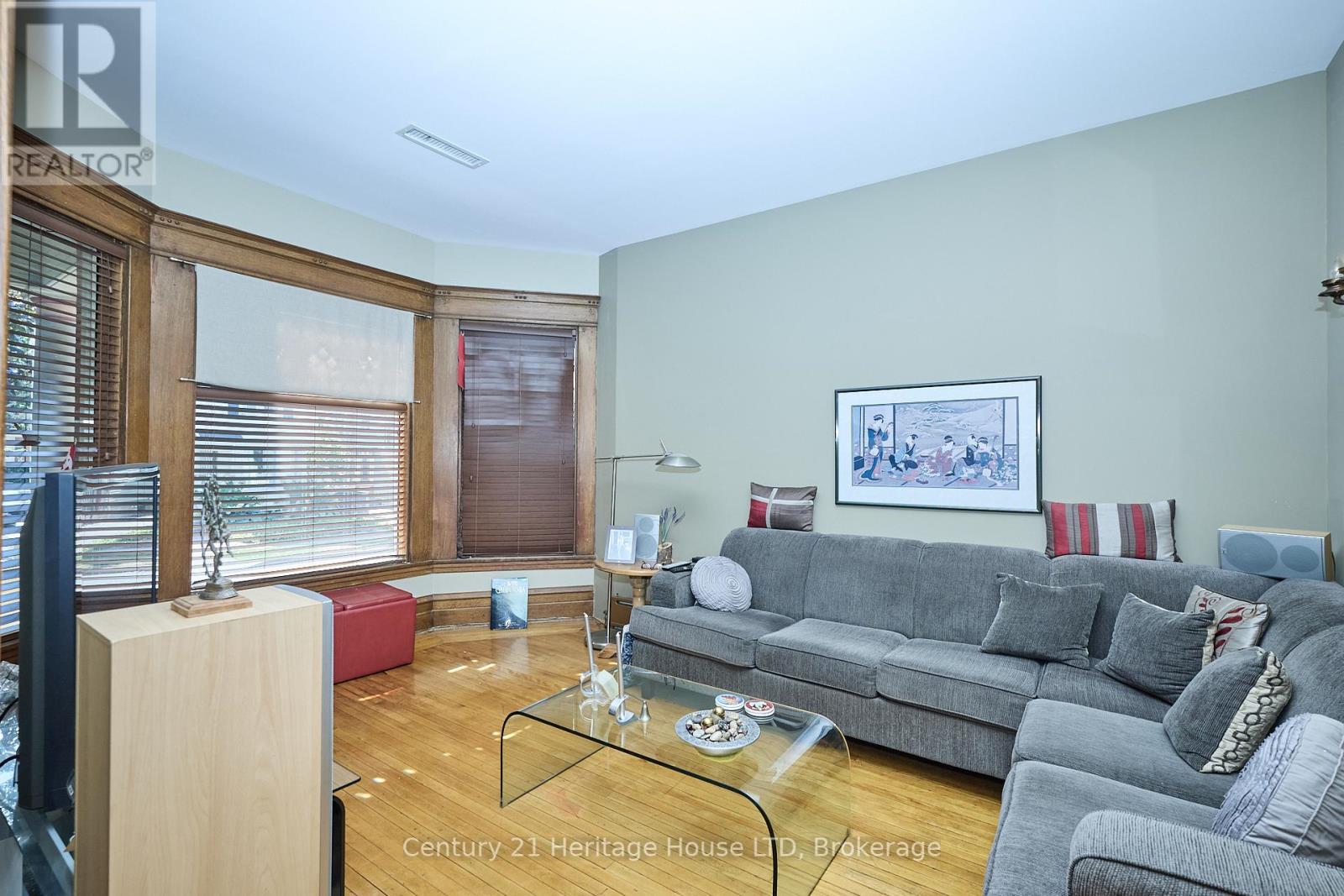 8 Montebello Place, St. Catharines, Ontario  L2R 6B6 - Photo 10 - X12412228