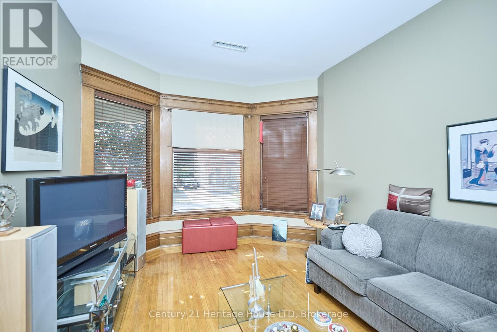 8 Montebello Place, St. Catharines, Ontario  L2R 6B6 - Photo 11 - X12412228