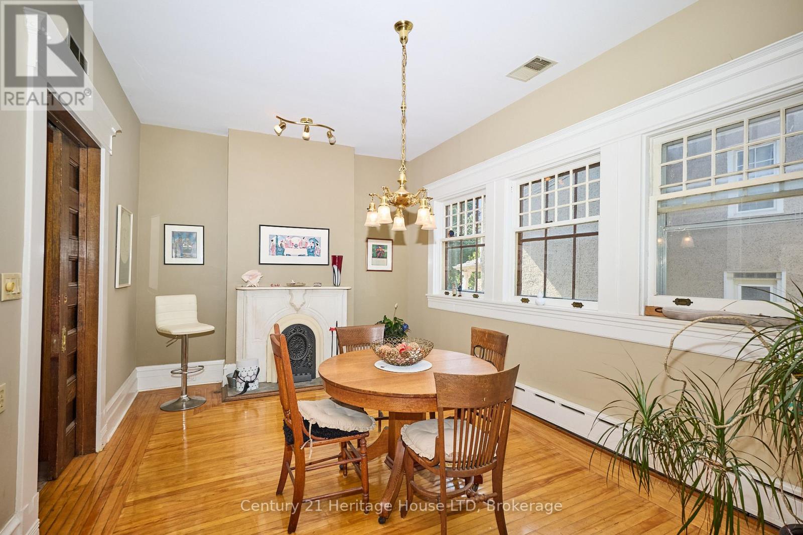 8 Montebello Place, St. Catharines, Ontario  L2R 6B6 - Photo 13 - X12412228