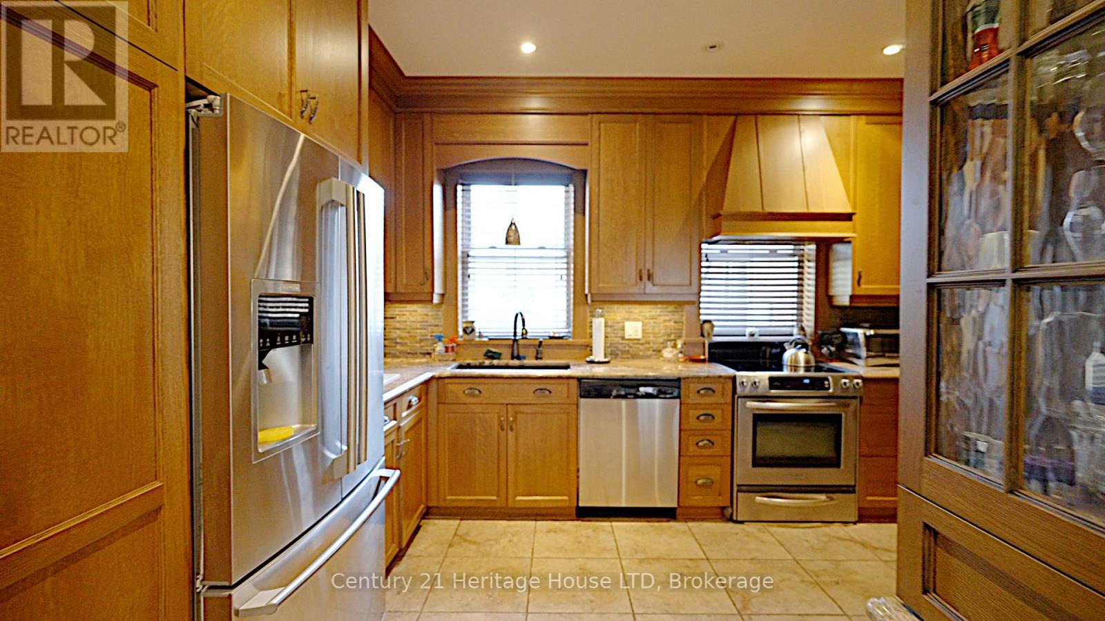 8 Montebello Place, St. Catharines, Ontario  L2R 6B6 - Photo 14 - X12412228