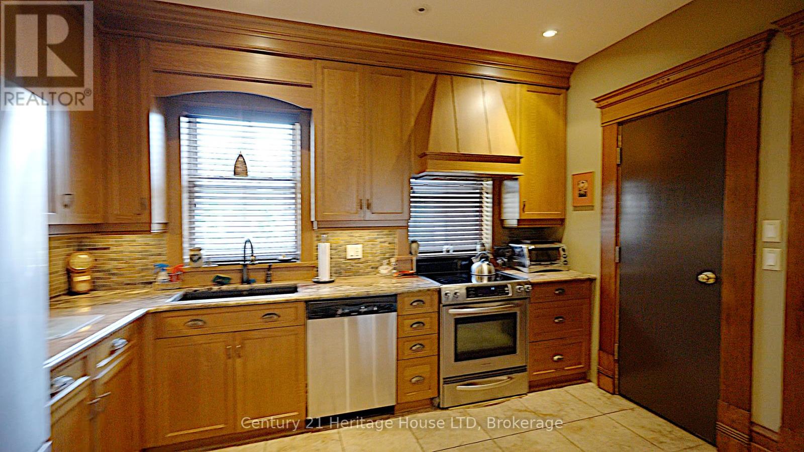 8 Montebello Place, St. Catharines, Ontario  L2R 6B6 - Photo 15 - X12412228