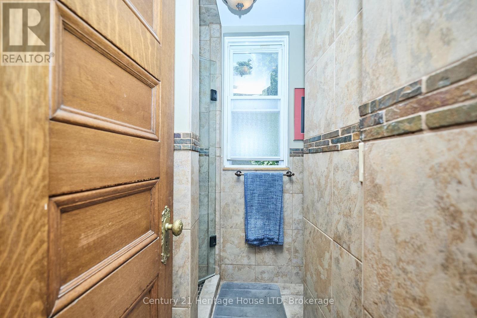 8 Montebello Place, St. Catharines, Ontario  L2R 6B6 - Photo 17 - X12412228