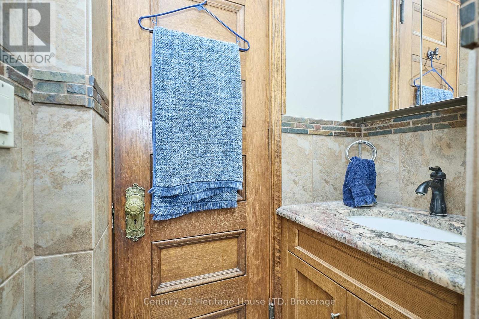 8 Montebello Place, St. Catharines, Ontario  L2R 6B6 - Photo 18 - X12412228