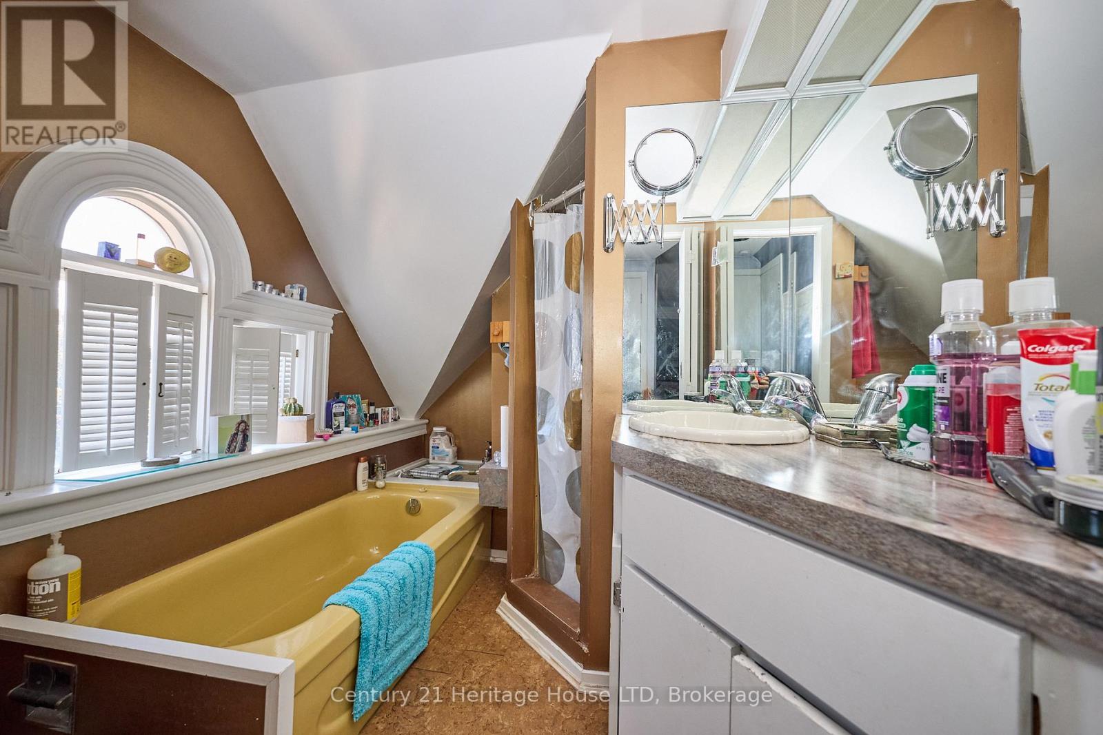 8 Montebello Place, St. Catharines, Ontario  L2R 6B6 - Photo 38 - X12412228