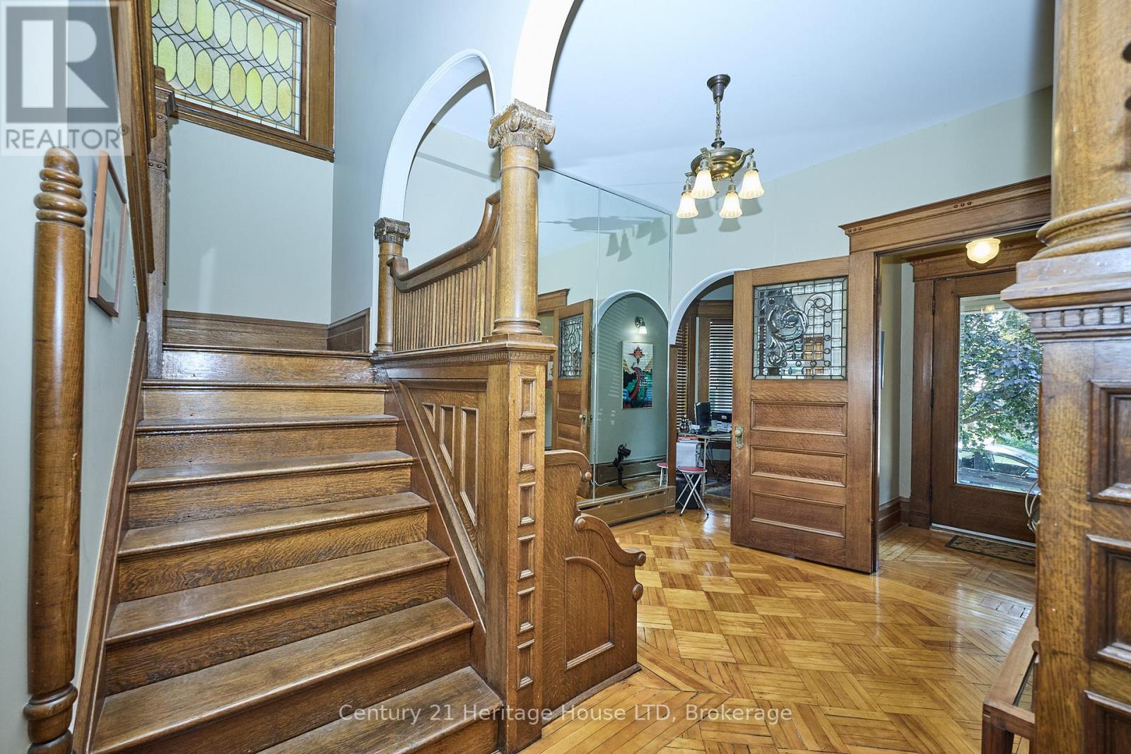 8 Montebello Place, St. Catharines, Ontario  L2R 6B6 - Photo 9 - X12412228