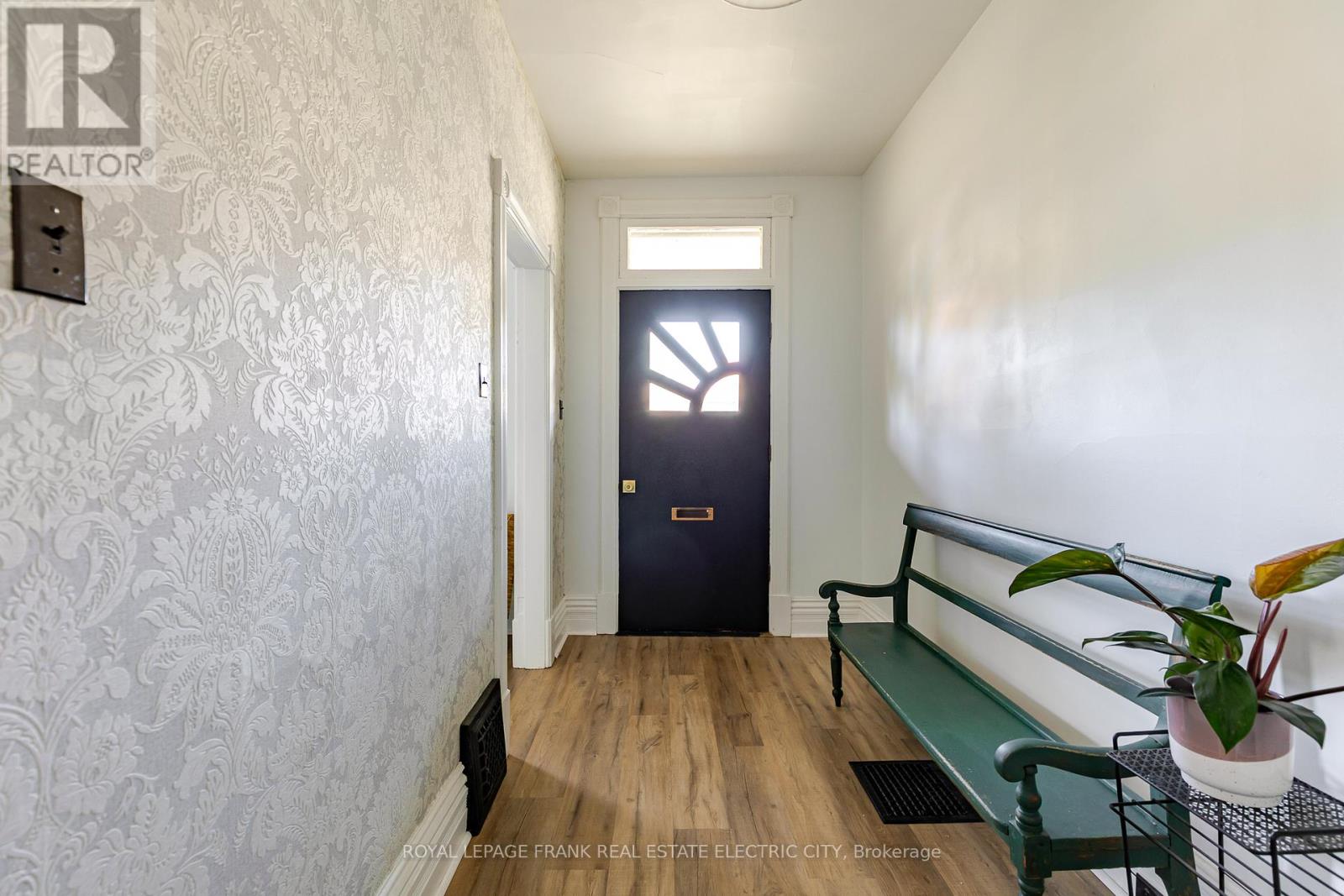 193 Lake Street, Peterborough, Ontario  K9J 2H4 - Photo 4 - X12412338