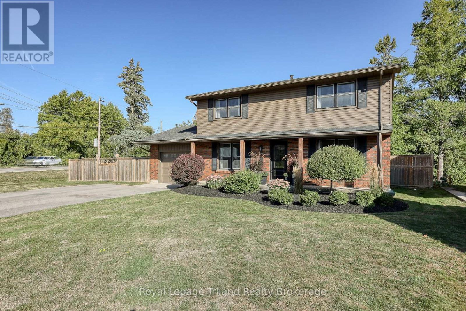 1 Brickwood Boulevard, Ingersoll, Ontario  N5C 3S1 - Photo 5 - X12412285