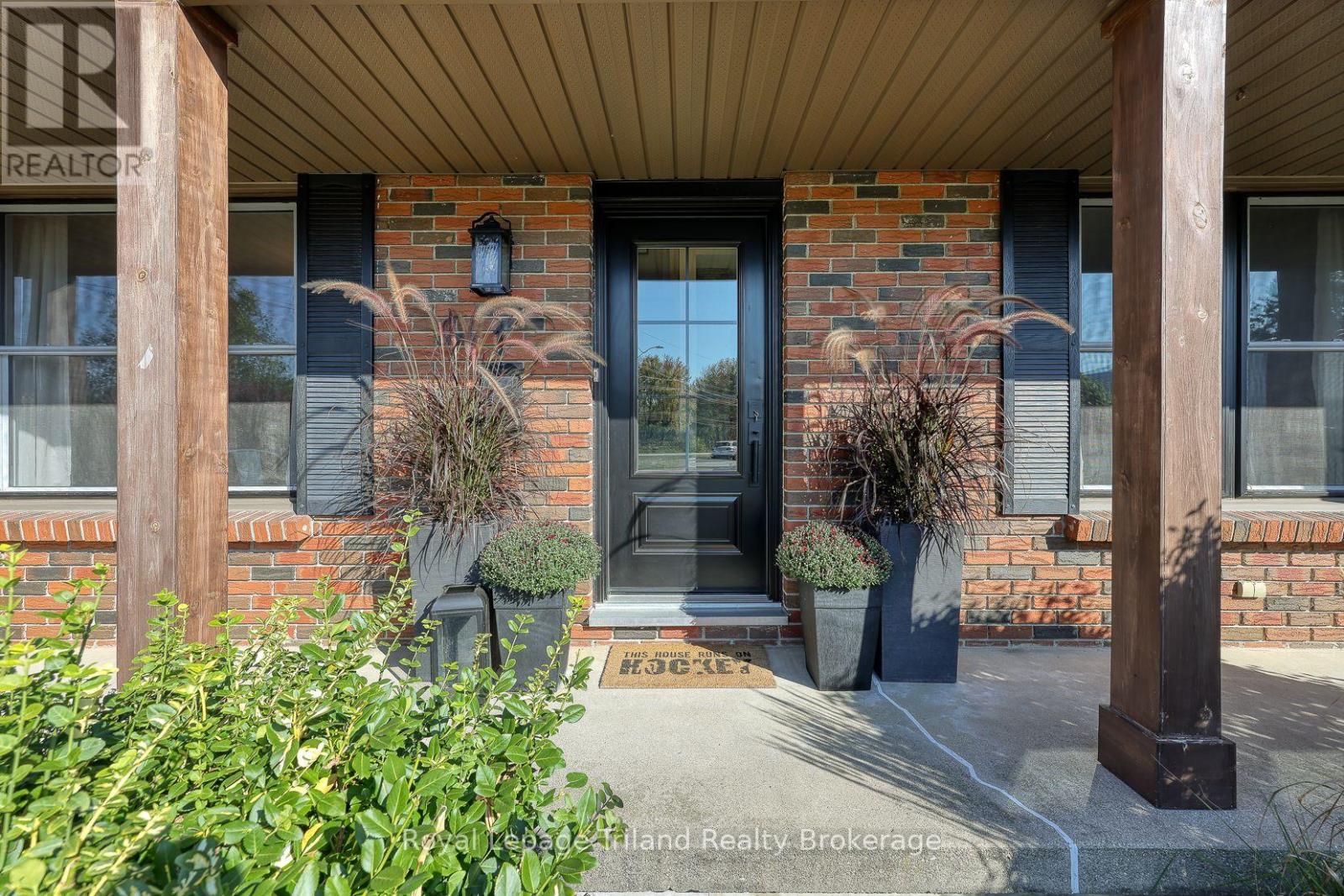1 Brickwood Boulevard, Ingersoll, Ontario  N5C 3S1 - Photo 7 - X12412285