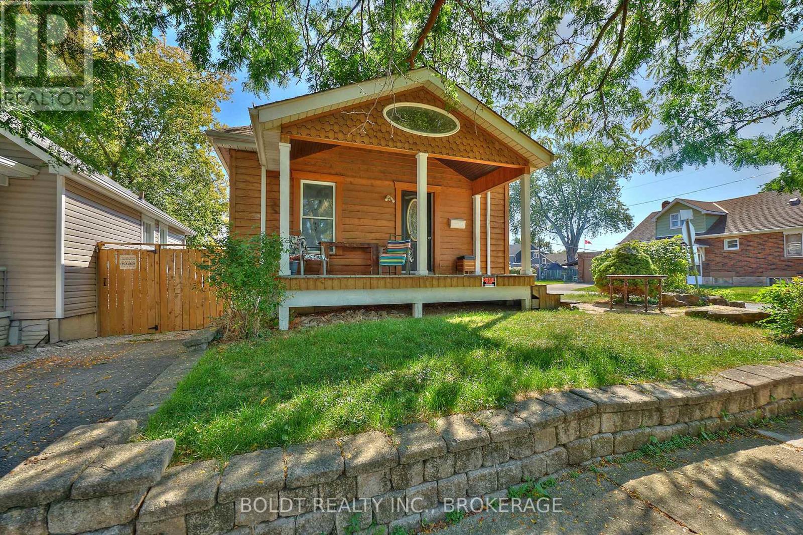 20 Grantham Avenue S, St. Catharines, Ontario  L2P 3B4 - Photo 2 - X12411623