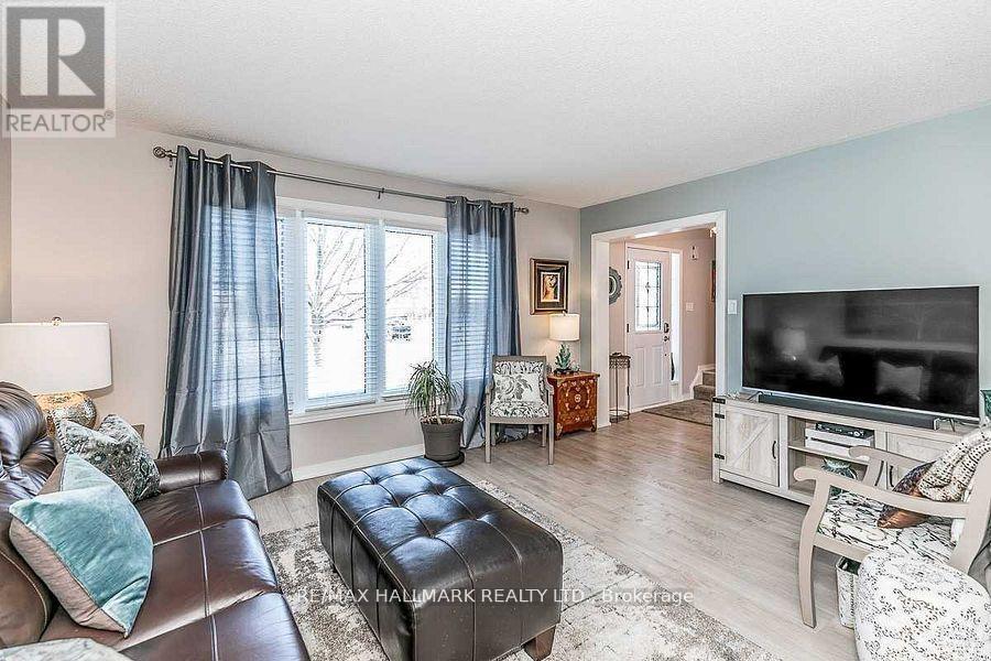 20 Brown Street, Barrie, Ontario  L4N 7V8 - Photo 9 - S12412066