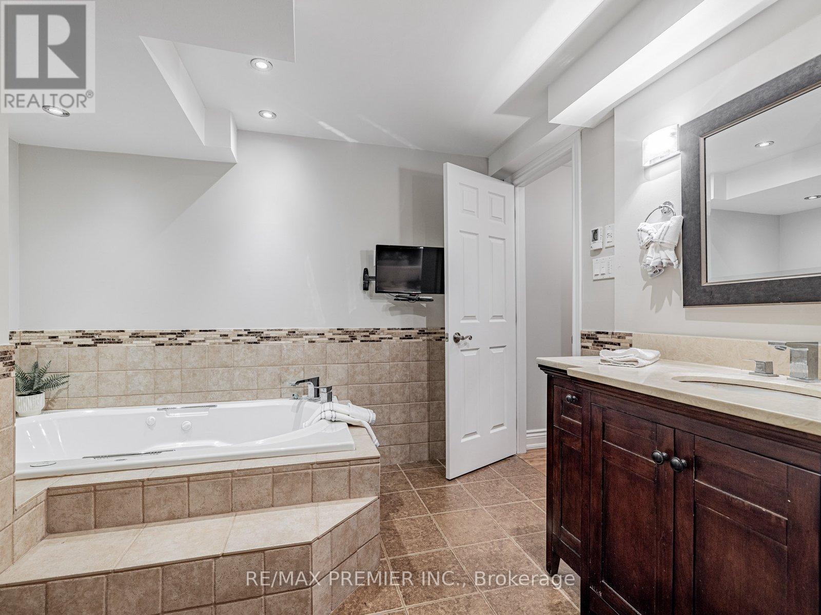 118 Tunbridge Road, Barrie, Ontario  L4M 6T1 - Photo 27 - S12412100