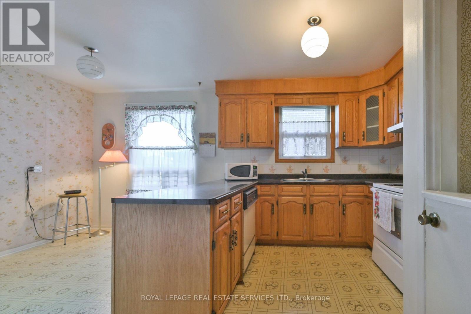 18 Torrington Drive, Toronto, Ontario  M9C 3V5 - Photo 10 - W12412122