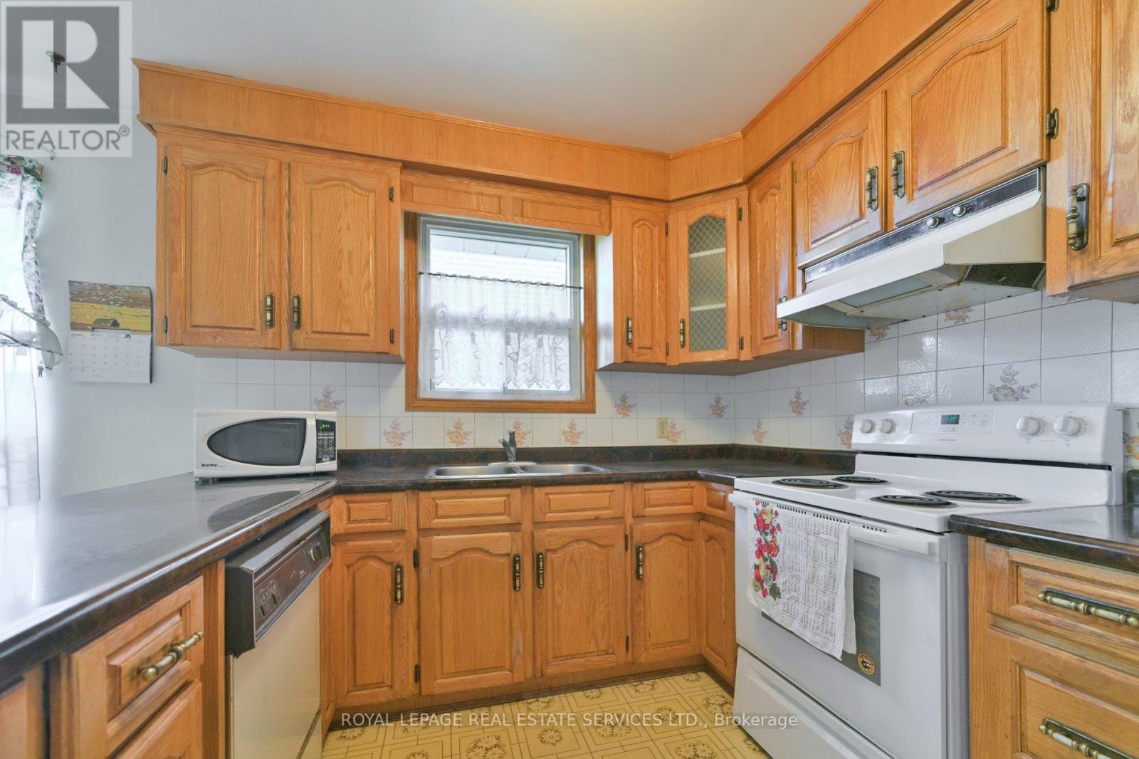 18 Torrington Drive, Toronto, Ontario  M9C 3V5 - Photo 11 - W12412122