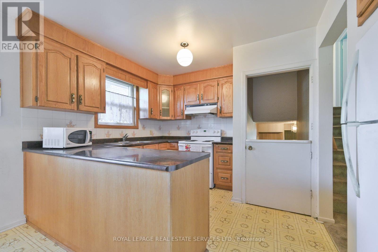 18 Torrington Drive, Toronto, Ontario  M9C 3V5 - Photo 12 - W12412122