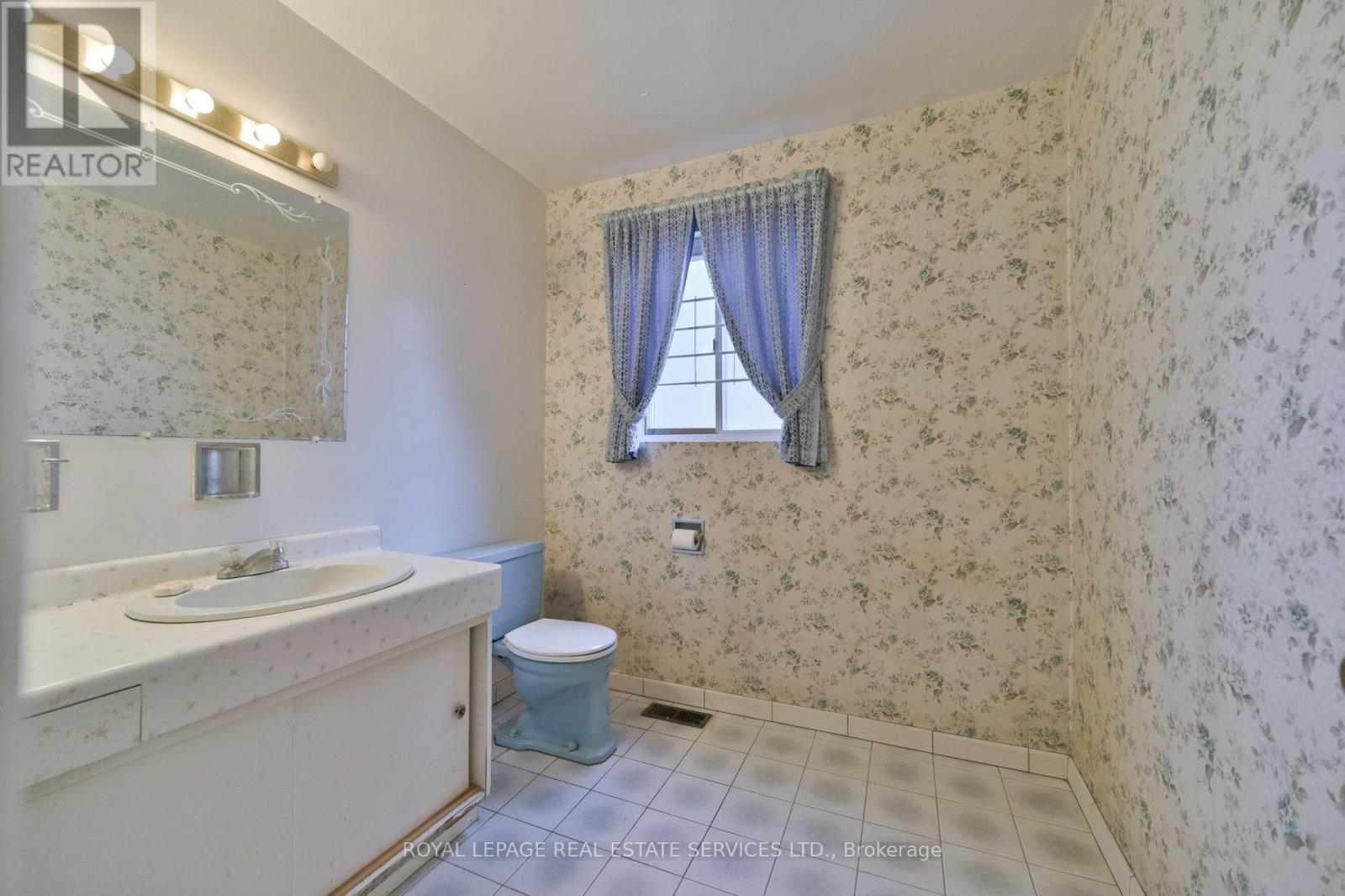 18 Torrington Drive, Toronto, Ontario  M9C 3V5 - Photo 27 - W12412122