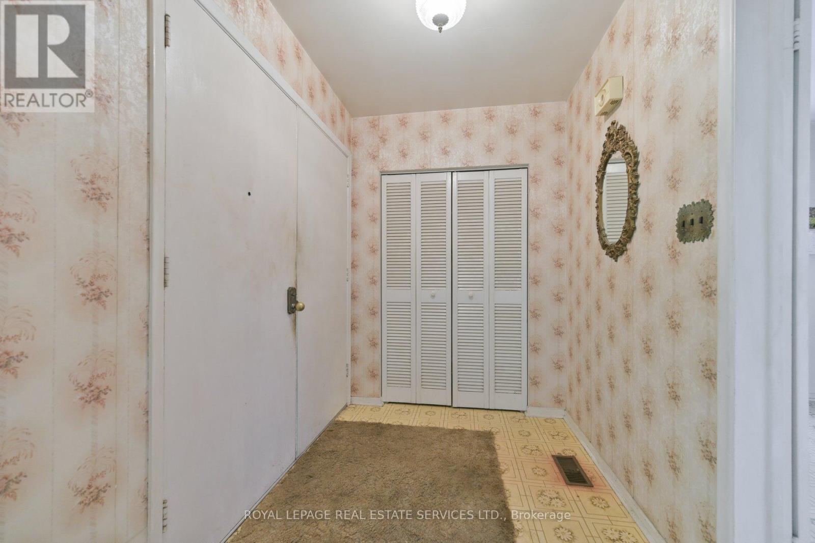 18 Torrington Drive, Toronto, Ontario  M9C 3V5 - Photo 4 - W12412122