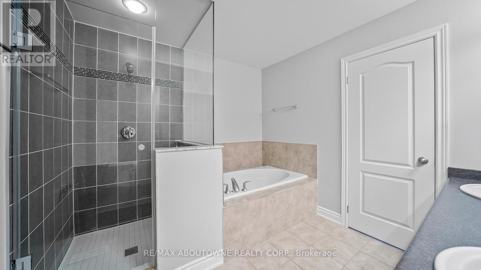 548 Terrace Way, Oakville, Ontario  L6M 1N6 - Photo 16 - W12412130