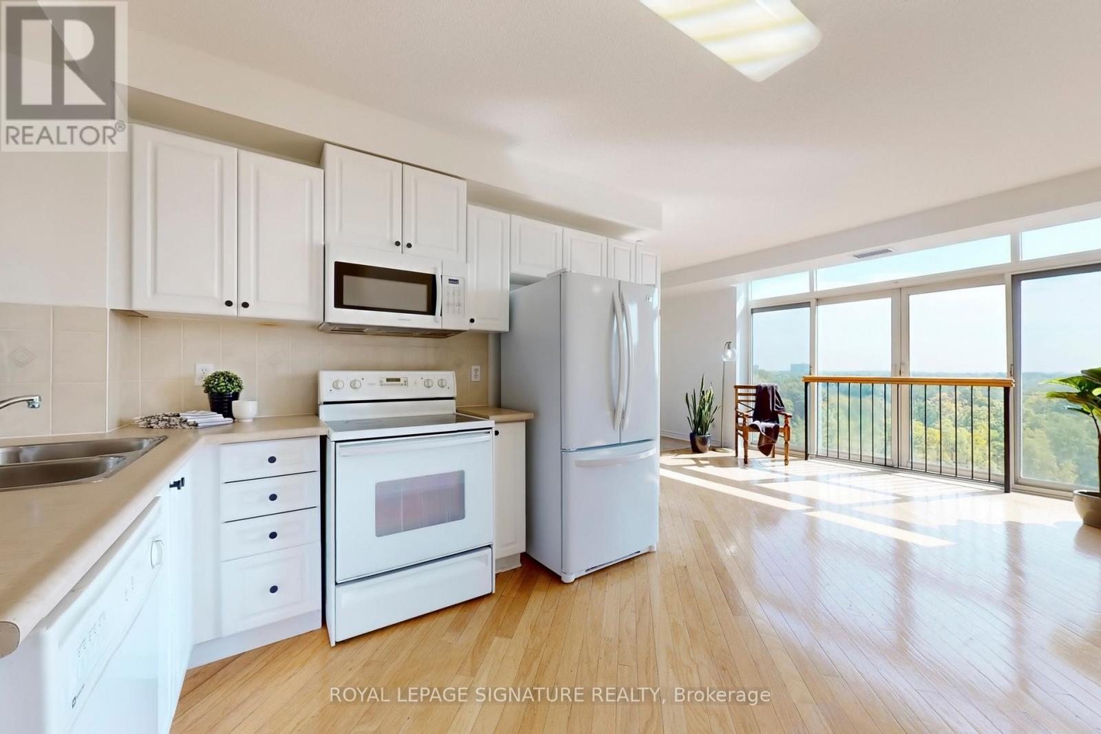 804 - 200 Burnhamthorpe Road E, Mississauga, Ontario  L5A 4L4 - Photo 11 - W12412132