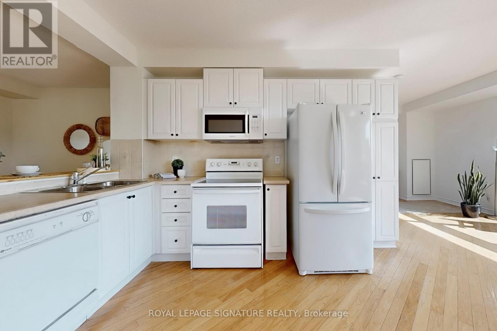 804 - 200 Burnhamthorpe Road E, Mississauga, Ontario  L5A 4L4 - Photo 12 - W12412132