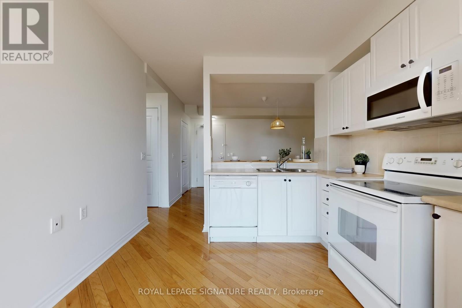 804 - 200 Burnhamthorpe Road E, Mississauga, Ontario  L5A 4L4 - Photo 13 - W12412132