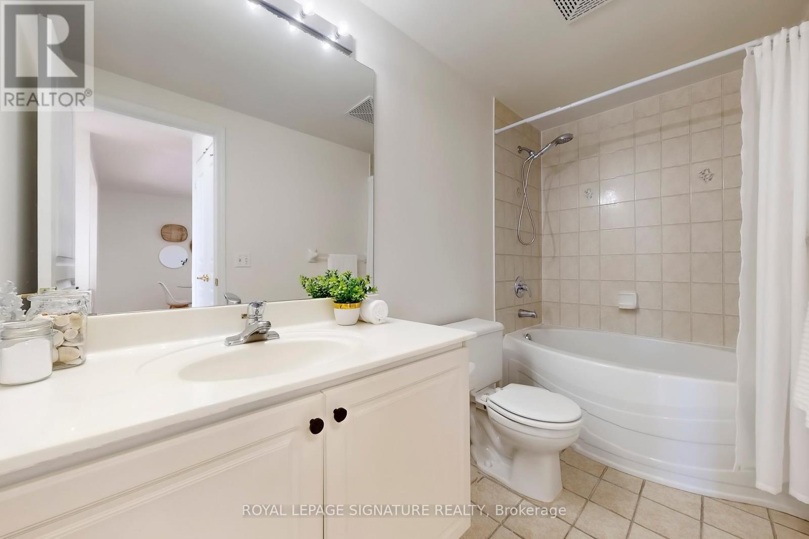 804 - 200 Burnhamthorpe Road E, Mississauga, Ontario  L5A 4L4 - Photo 24 - W12412132
