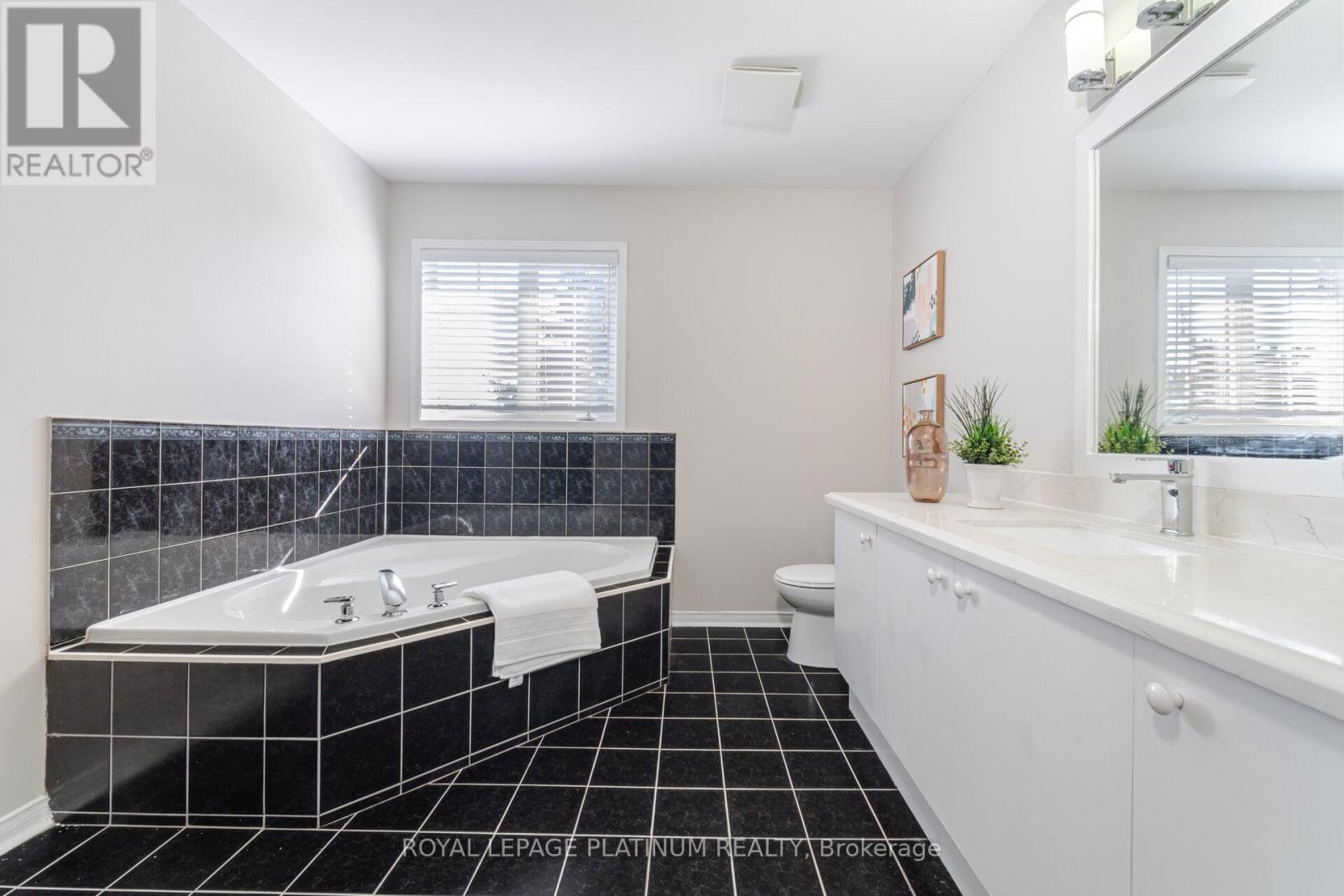 63 Culture Crescent, Brampton (Fletcher's Creek Village), Ontario  L6X 4X8 - Photo 27 - W12412137