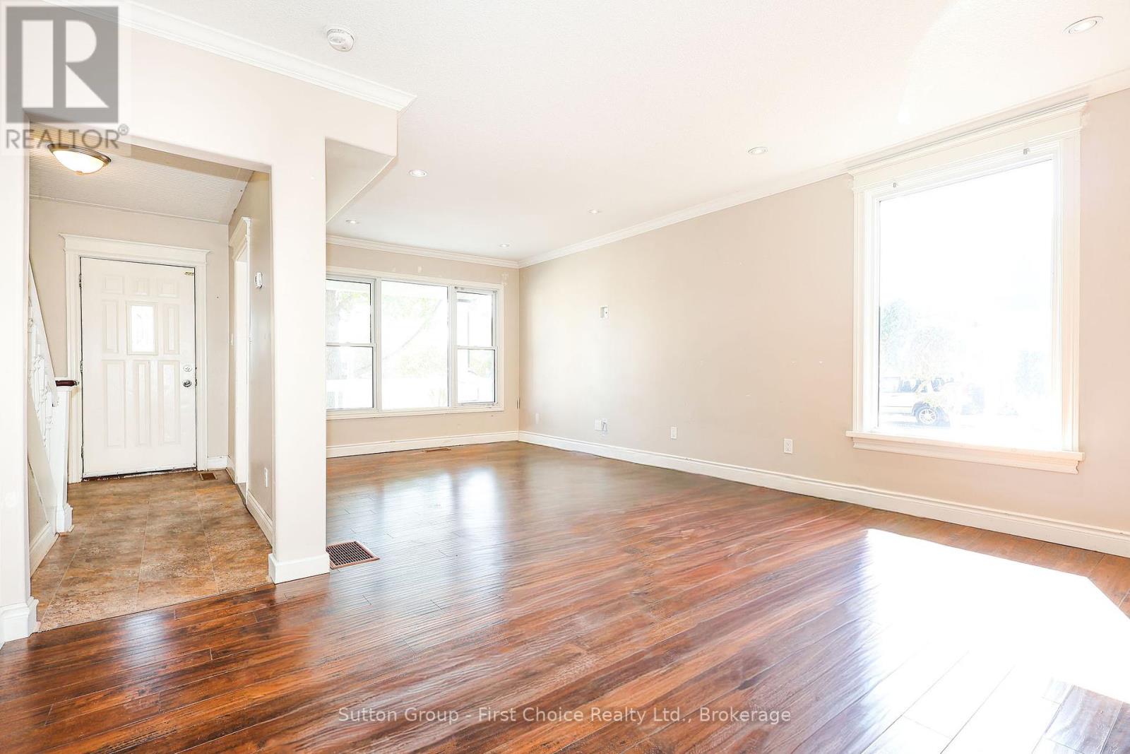 122 Trinity Street, Stratford, Ontario  N5A 4P6 - Photo 6 - X12108759