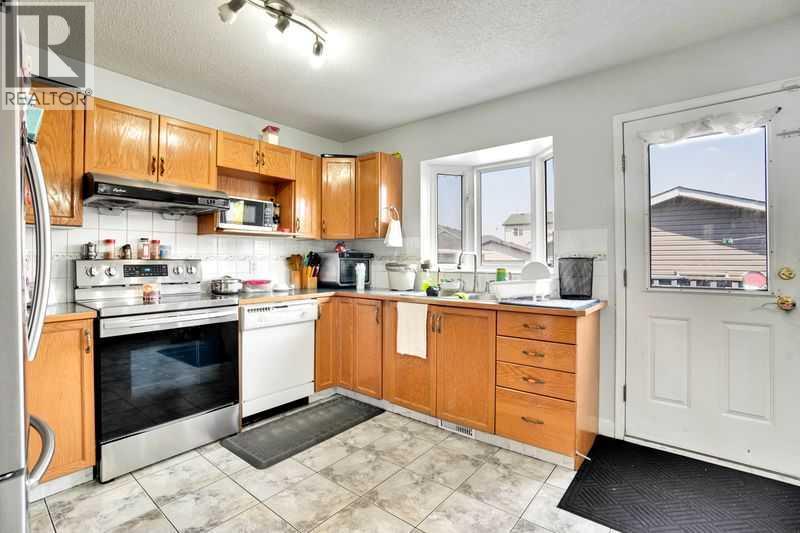 8 Martin Crossing Crescent Ne, Calgary, Alberta  T3J 3P3 - Photo 7 - A2257065