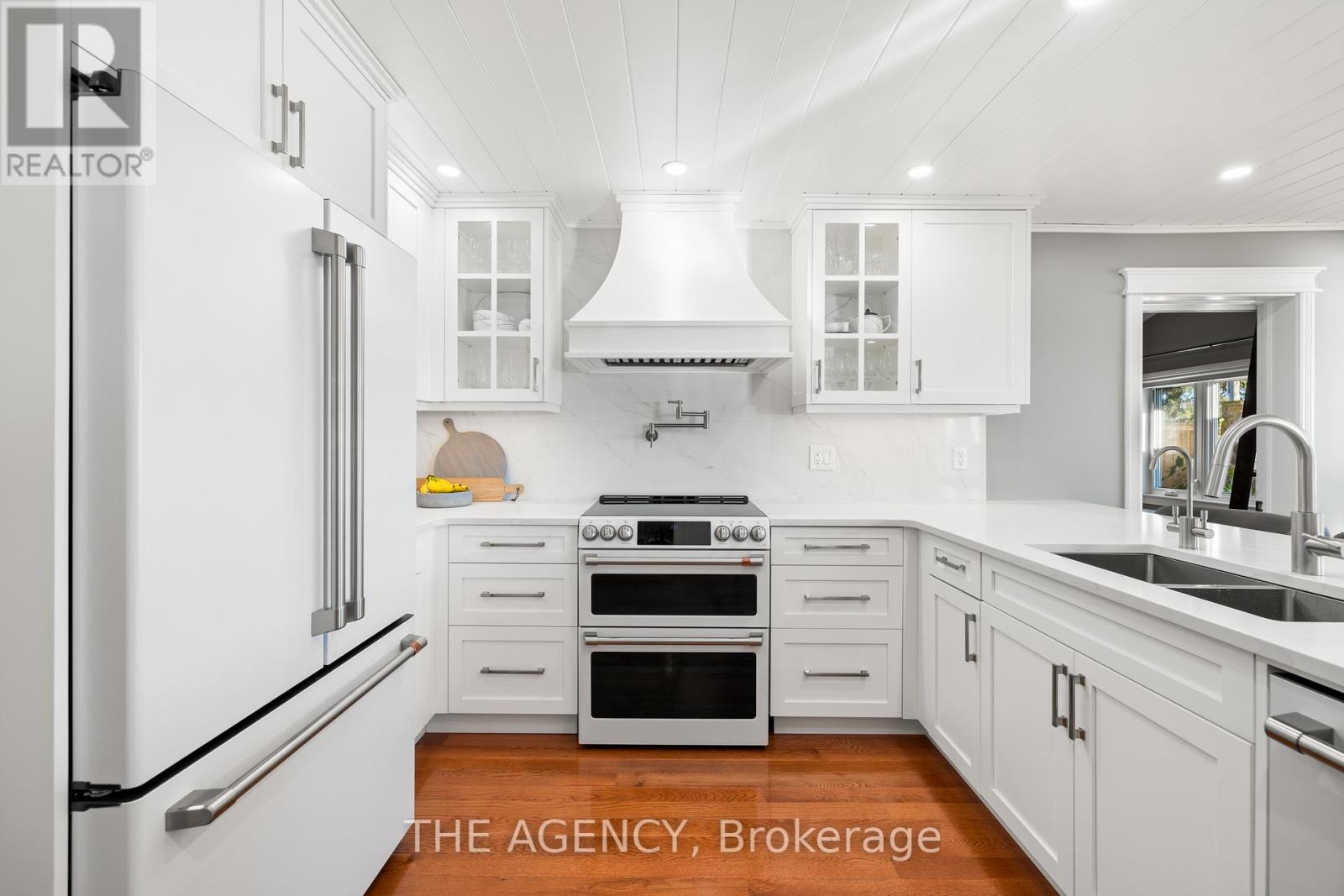 9 Lake Avenue E, Puslinch, Ontario  N3C 2V4 - Photo 6 - X12381174